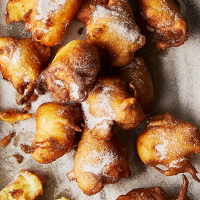Apple fritters with cinammon sugar